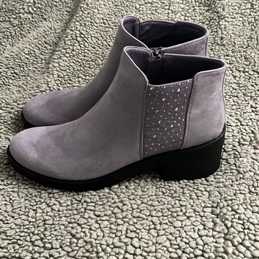 Bzees size 10M ankle boots gray
